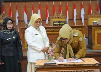 Bupati Tanjabtim Hadiri Rapat Paripurna Penandatangan Nota Kesepakatan RPJMD Tahun 2025–2029