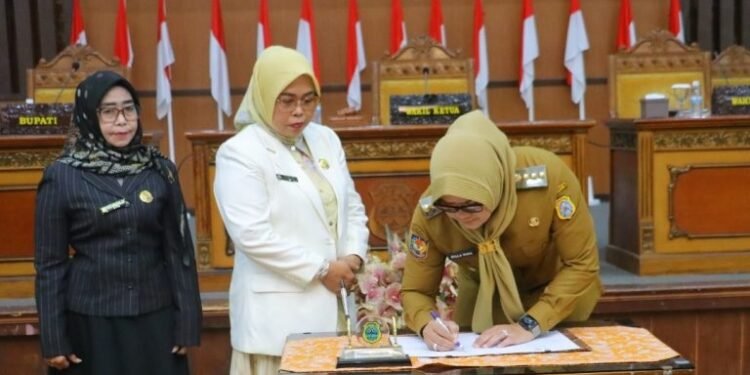 Bupati Tanjabtim Hadiri Rapat Paripurna Penandatangan Nota Kesepakatan RPJMD Tahun 2025–2029