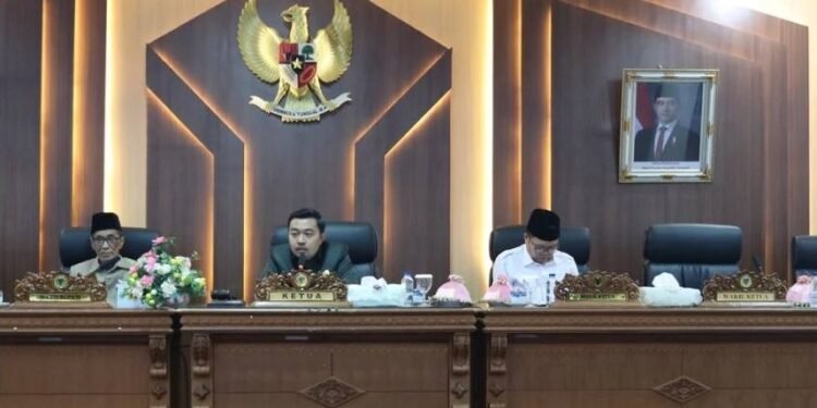 DPRD Batang Rapat Paripurna Penyampaian Nota Pengantar KUA dan PPAS   