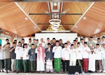 Bupati Fadhil Arief Bersama Keluarga Sholat Idul Adha di Masjid Miftahul Huda