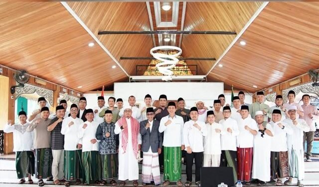 Bupati Fadhil Arief Bersama Keluarga Sholat Idul Adha di Masjid Miftahul Huda