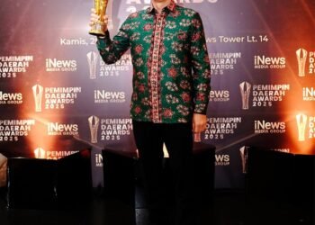 Bupati  Fadhil Arief Sabet Penghargaan dari Inews TV