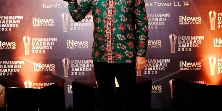 Bupati  Fadhil Arief Sabet Penghargaan dari Inews TV