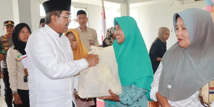 Bupati Anwar Sadat Serahkan Bantuan Sembako di Tiga Kecamatan