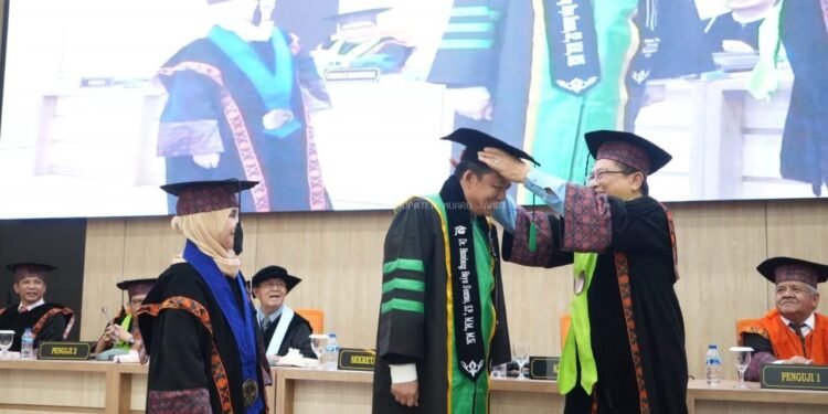 Bupati Bambang Bayu Suseno Berhasil Meraih Gelar Doktor