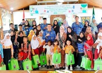 Bupati Fadhil Arief Serahkan Bantuan Pakaian Seragam Sekolah