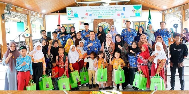 Bupati Fadhil Arief Serahkan Bantuan Pakaian Seragam Sekolah