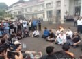 Dibawah Guyuran Hujan Ketua DPRD Hafiz Fattah Terima Aspirasi Masyarakat