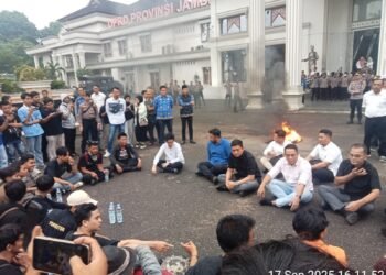 Dibawah Guyuran Hujan Ketua DPRD Hafiz Fattah Terima Aspirasi Masyarakat