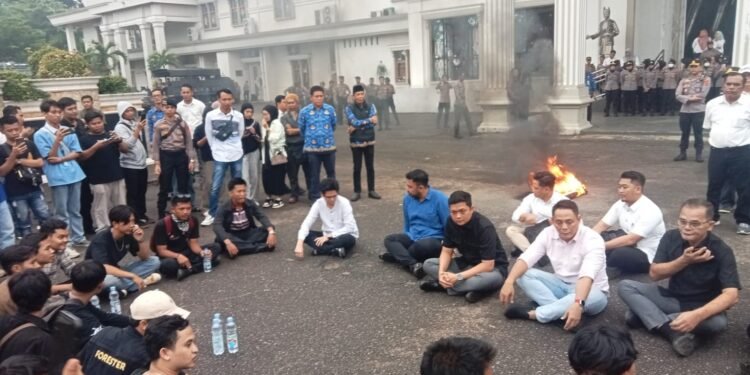 Dibawah Guyuran Hujan Ketua DPRD Hafiz Fattah Terima Aspirasi Masyarakat