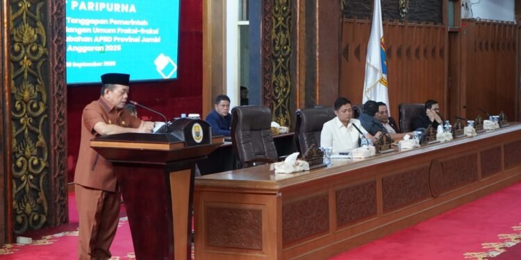 Gubernur Al Haris Berikan Jawaban Pandangan Umum Fraksi Terkait APBD Perubahan 2025