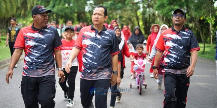 Bupati Bambang Bayu Suseno Ikuti Jalan Sehat dengan Ribuan Masyarakat