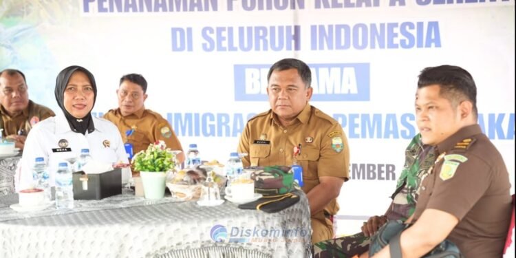 Sekda Muaro Jambi dan Kalapas Perempuan Kelas II B Tanam Kelapa
