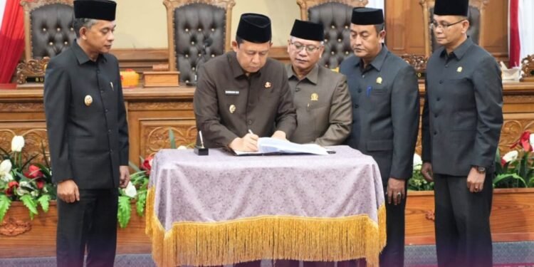Bupati Muaro Jambi dan Ketua DPRD Tandatangani Nota Kesepakatan KUA PPAS