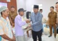 Pemkab Tanjab Barat Salurkan Bantuan Sembako Untuk Masyarakat Miskin Ekstrem