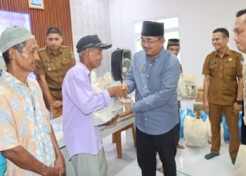 Pemkab Tanjab Barat Salurkan Bantuan Sembako Untuk Masyarakat Miskin Ekstrem