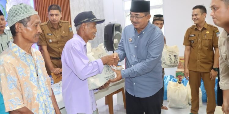 Pemkab Tanjab Barat Salurkan Bantuan Sembako Untuk Masyarakat Miskin Ekstrem