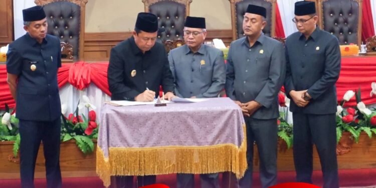 Bupati Bambang Bayu Suseno Mengikuti Rapat Paripurna