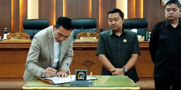 Bupati Fadhil Arief Hadiri Paripurna DPRD Batang Hari