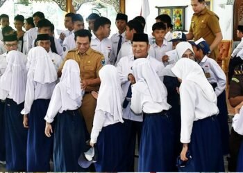 Bupati Fadhil Arief Serahkan Bantuan Dana Zakat untuk Pendidikan