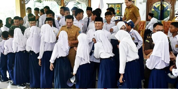 Bupati Fadhil Arief Serahkan Bantuan Dana Zakat untuk Pendidikan