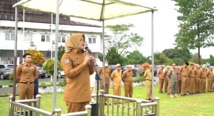 Bupati Dillah Pimpin Apel Pasca Libur Idul Fitri 2025   