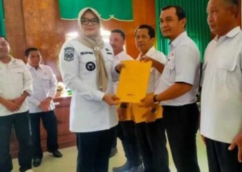 Bupati Dillah Menyerahkan SPPT dan PBB Sektor Pedesaan dan Perkotaan