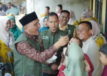 Bupati Hurmin Suapkan Telur Rebus dan Susu Kepada Anak Beresiko Stunting