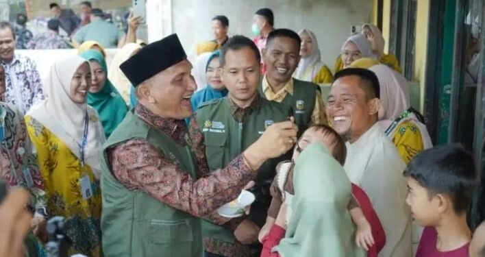 Bupati Hurmin Suapkan Telur Rebus dan Susu Kepada Anak Beresiko Stunting