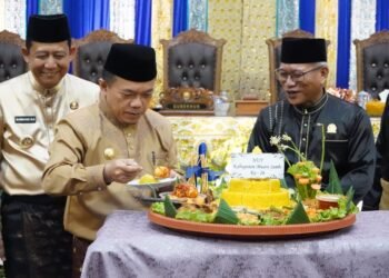 Gubernur Al Haris Serahkan Bantua Bedah Rumah Saat HUT ke 26 Muaro Jambi