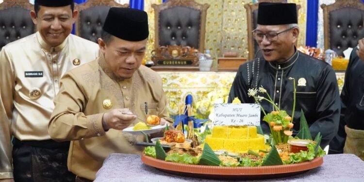 Gubernur Al Haris Serahkan Bantua Bedah Rumah Saat HUT ke 26 Muaro Jambi