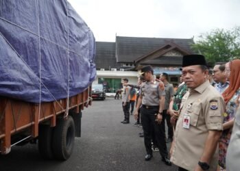 Gubernur AL Haris Lepas Keberangkatan Bantuan Kemanusiaan Bencana Sumatera