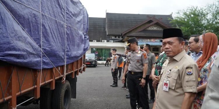 Gubernur AL Haris Lepas Keberangkatan Bantuan Kemanusiaan Bencana Sumatera