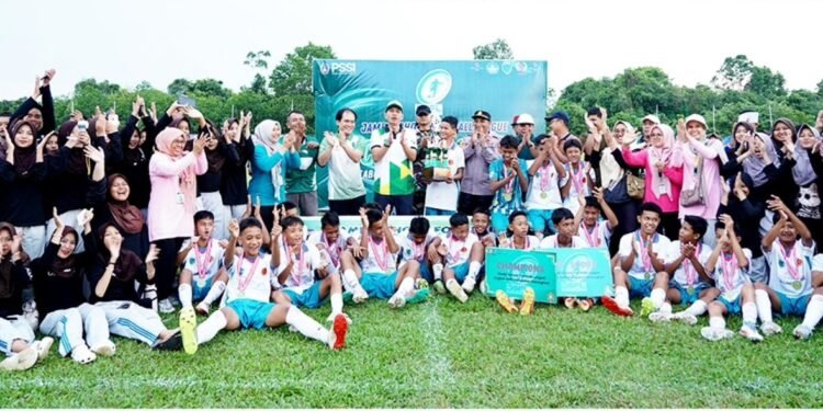 Bupati Fadhil Arief Tutup Turnamen Sepak Bola Liga Pelajar