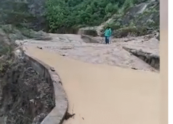 Jalan Lintas Jambi-Sumbar Longsor