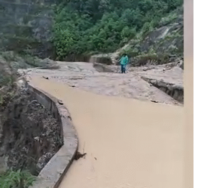 Jalan Lintas Jambi-Sumbar Longsor