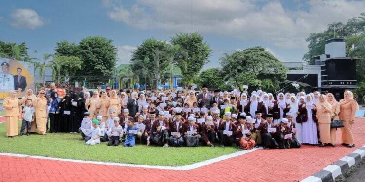 Memperingati Hari Bakti PU ke 80 Dinas PUPR Jambi Bagikan Sembako ke Anak Yatim