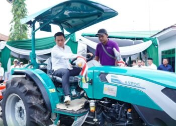 Bupati Fadhil Arief  Serahkan Alat Mesin Pertanian