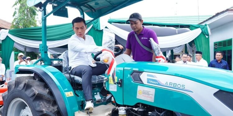 Bupati Fadhil Arief  Serahkan Alat Mesin Pertanian