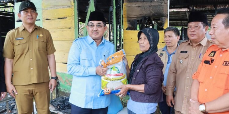 Bupati Anwar Sadat Salurkan Bantuan untuk 918 KK Terdampak Banjir