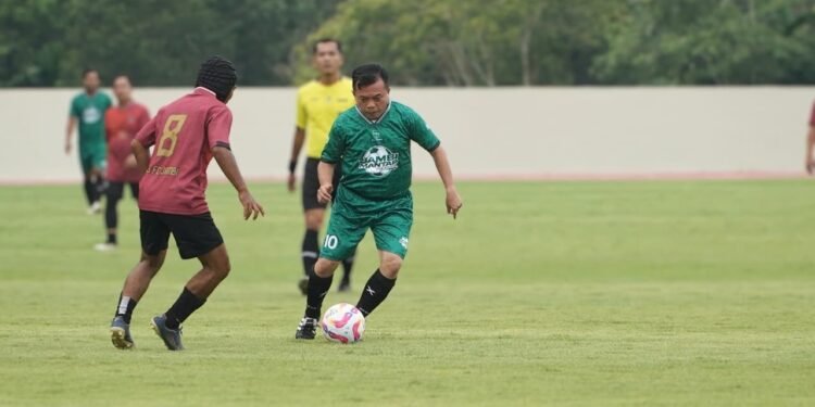 Gubernur Al Haris  Buka Gubernur Cup di Stadion Swarnabhumi 