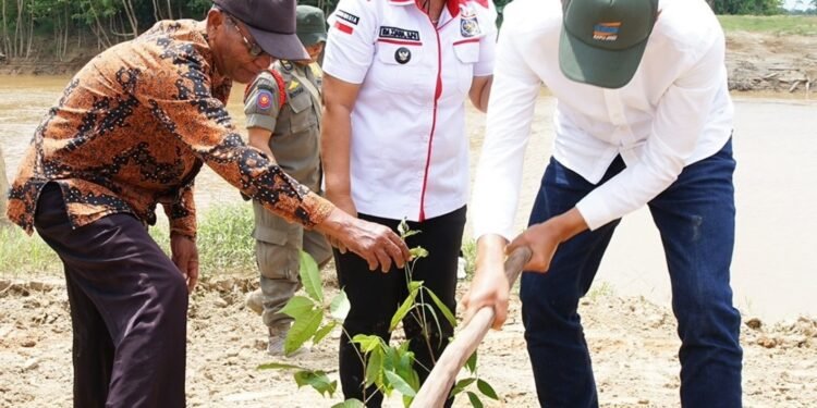 Pemkab Batang Hari Melakukan Penanaman Pohon Serentak