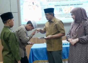 Bupati Anwar Sadat Santuni 100 Anak Yatim