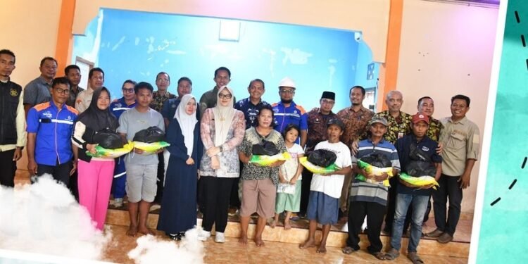 Bupati Tanjung Jabung Timur Salurkan Bantuan untuk Korban Banjir