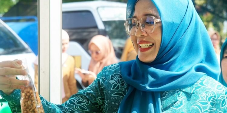 Ketua TP-PKK Kabupaten Batang Hari Buka Bazar Produk UP2K PKK dan UMKM