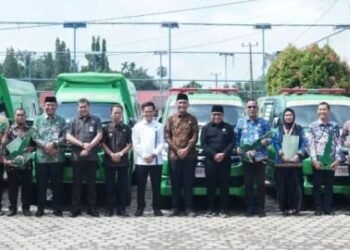 Bupati Sarolangun Kembali Serahkan 7 Unit Mobil Operasional Dokter Maju
