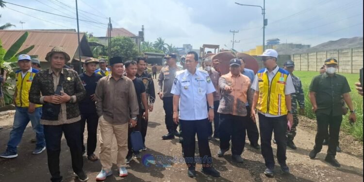 Bupati Muarao Jambi Tinjau Pembangunan Jalan Talang Duku