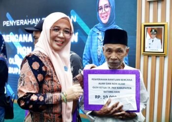 Ketua TP-PKK Batang Hari Salurkan Bantuan Bencana Alam   