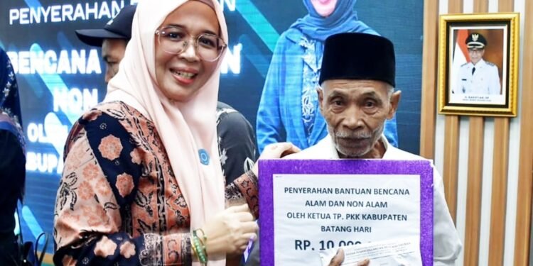 Ketua TP-PKK Batang Hari Salurkan Bantuan Bencana Alam