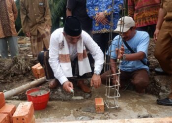 Bupati Anwar Sadat Letakkan Batu Pertama Pembangunan Madrasah Diniyah Raudhatul Hidayah
